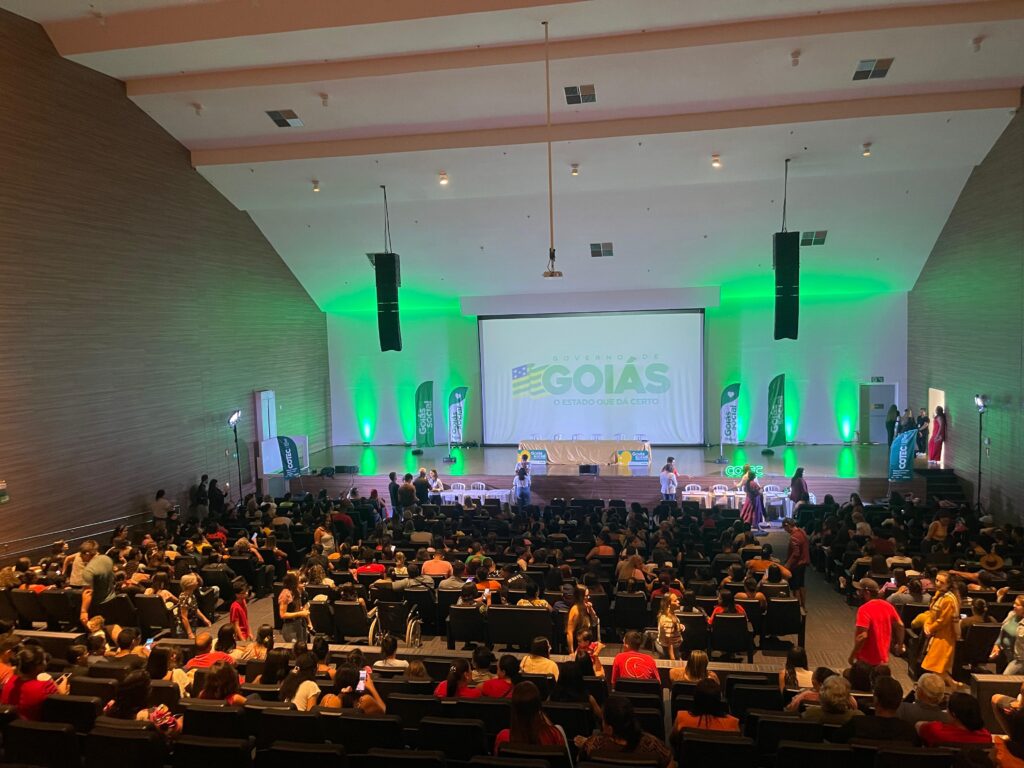 Crédito Social entrega 314 cartões da Bolsa Qualificação a estudantes vulneráveis em Anápoles