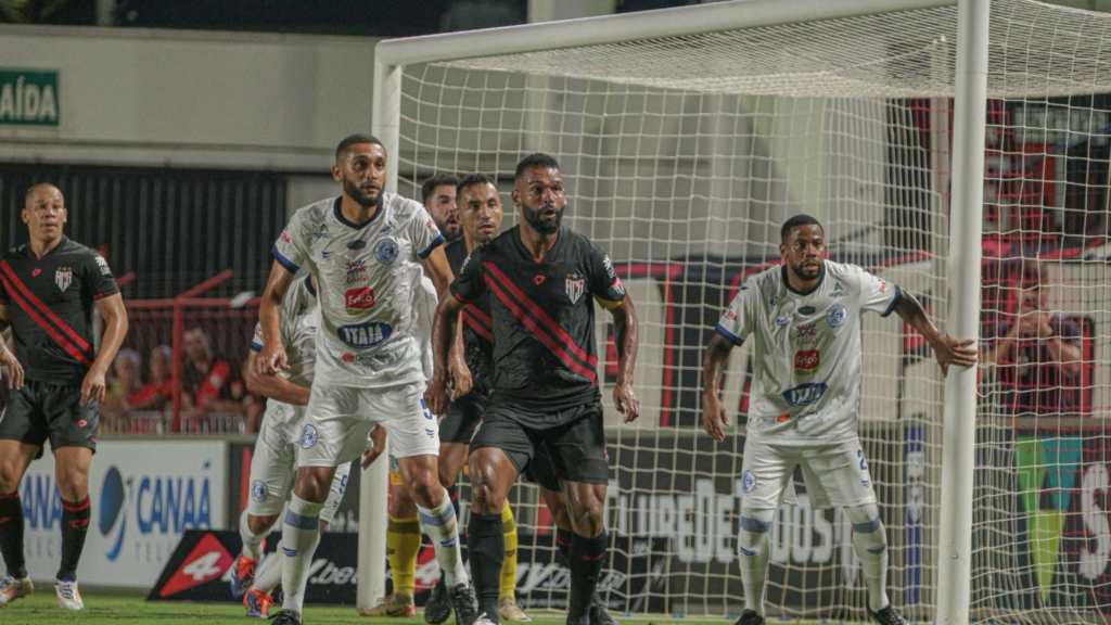 Jogadores do Atlético saíram de campo sob vaias no Accioly