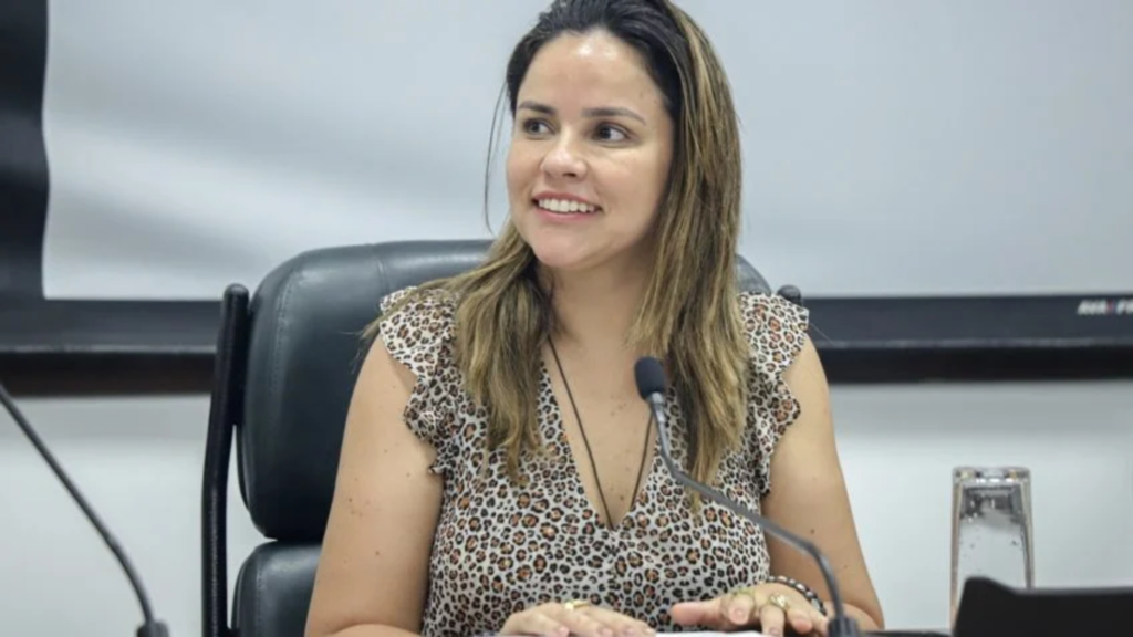 Ex-vereadora de SP justifica retirada de vaso e pia de seu gabinete