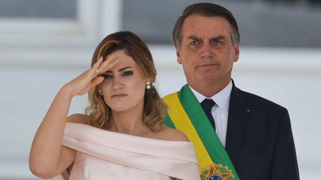 Bolsonaro cogita lançar Michelle à presidência e brinca: “serei chefe da Casa Civil”