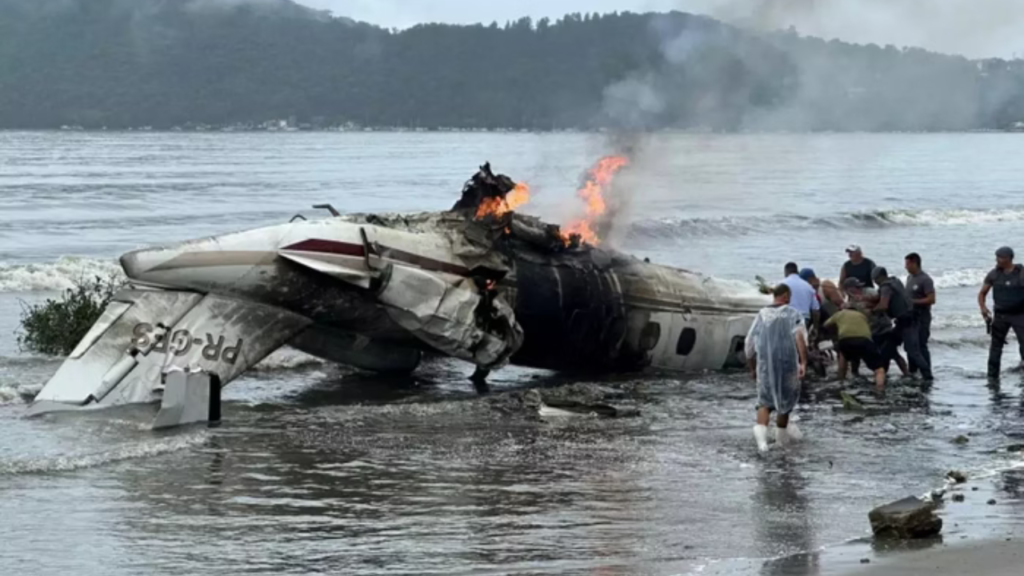 Avião que explodiu em Ubatuba transportava 3 adultos e 2 crianças Foto: Divulgação