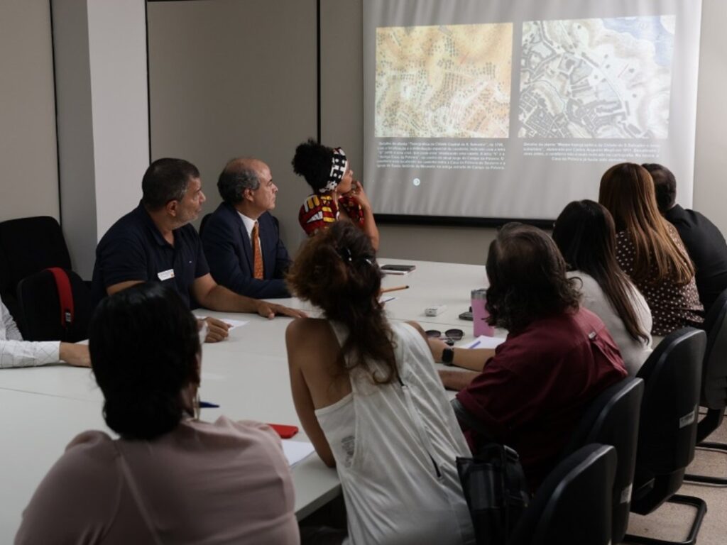 Pesquisadores e autoridades discutem a viabilidade da pesquisa arqueológica que pode revelar vestígios de um cemitério histórico em Salvador. Foto: MP-BA