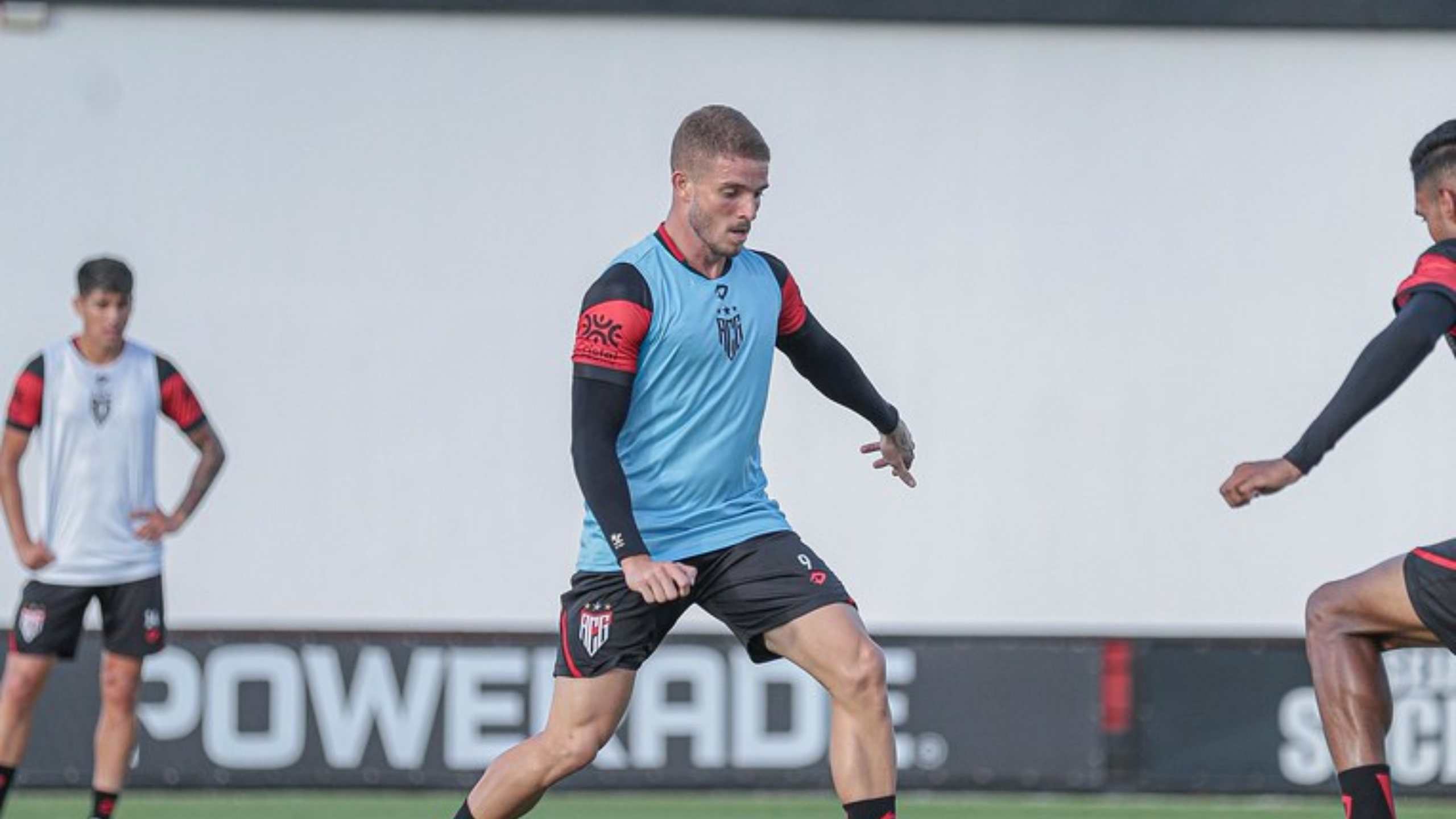 Volante Léo Naldi aparece treinando no Atlético-GO