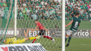 Alejo cruz comemora gol pelo Atlético-GO