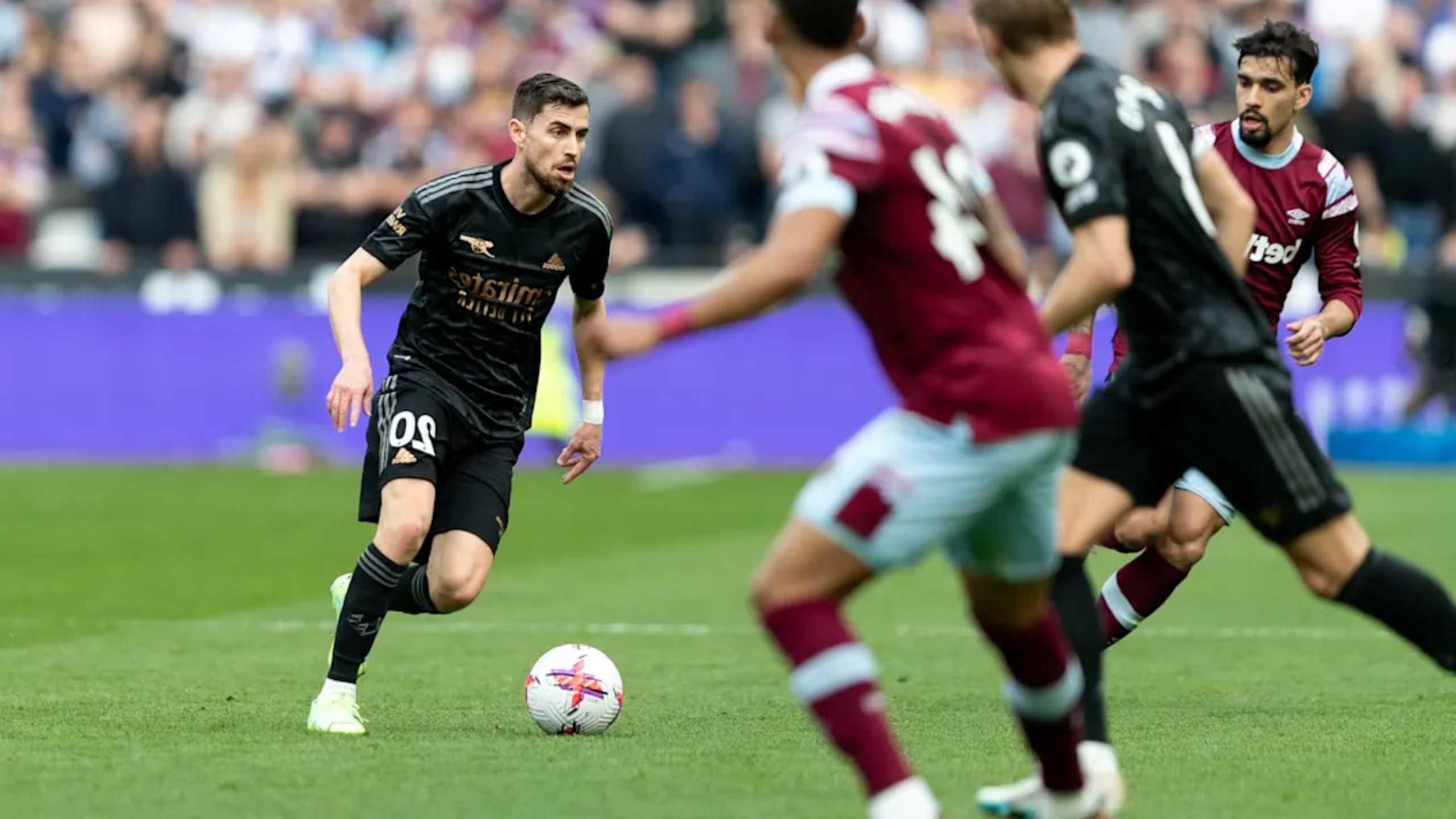 Arsenal e West Ham se enfrentam em situações opostas na Premier League