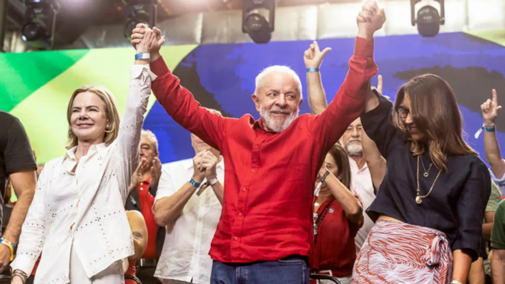 Lula pede defesa da democracia em aniversário do PT