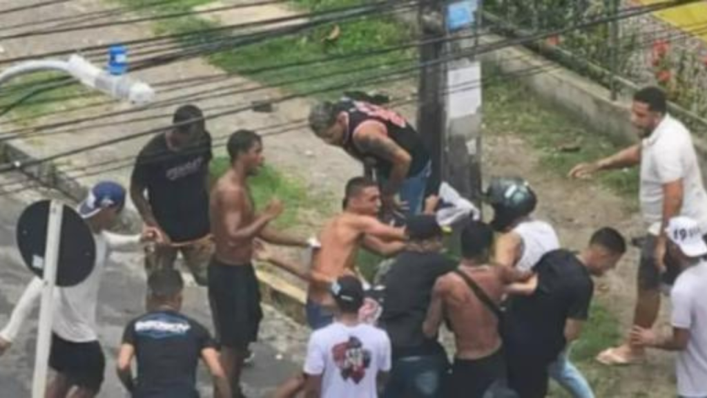 Torcedor é estuprado com bastão de ferro durante briga com torcedores rivais Foto: Divulgação