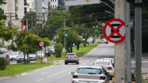 Além do vandalismo, muitos motoristas continuam desrespeitando as restrições e estacionando em locais onde são proibidos Foto: Victor Melo/ O Hoje