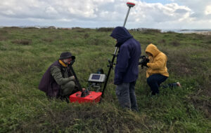 Uso de radar, por meio do método Ground Penetrating Radar (GPR), e de marcação de coordenadas geográficas com Real Time Kinematic, para delimitar as vias do período romano; trabalho dos arqueólogos é registrado para documentário - Foto: cedida pelo pesquisador