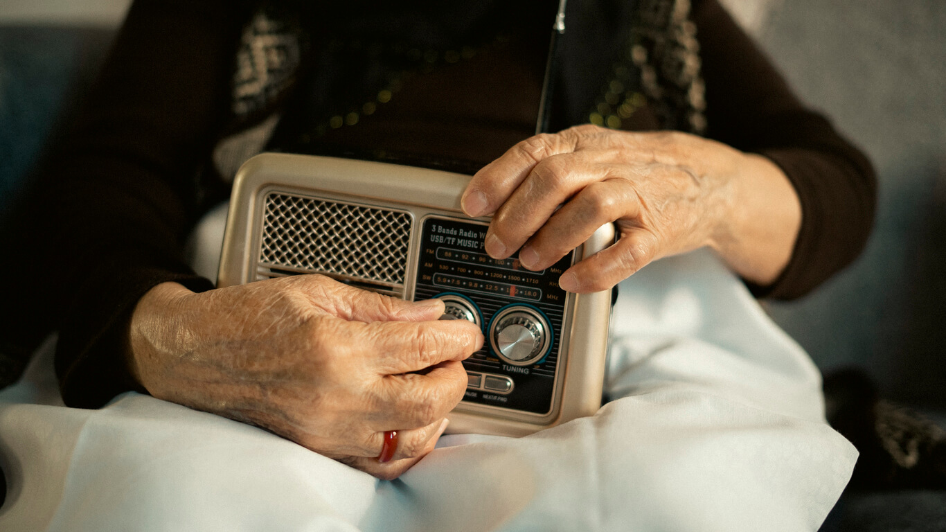 O consumo de rádio no Brasil mantém-se como um elemento importante na rotina dos brasileiros. Foto: Reprodução/ iStoc