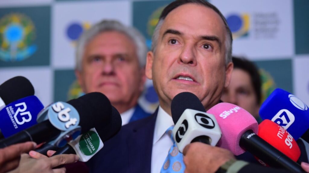 Mabel sinaliza repasse à Comurg por decreto e tenta amenizar clima com vereadores