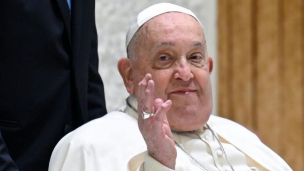 Papa Francisco deve receber alta neste domingo (23)