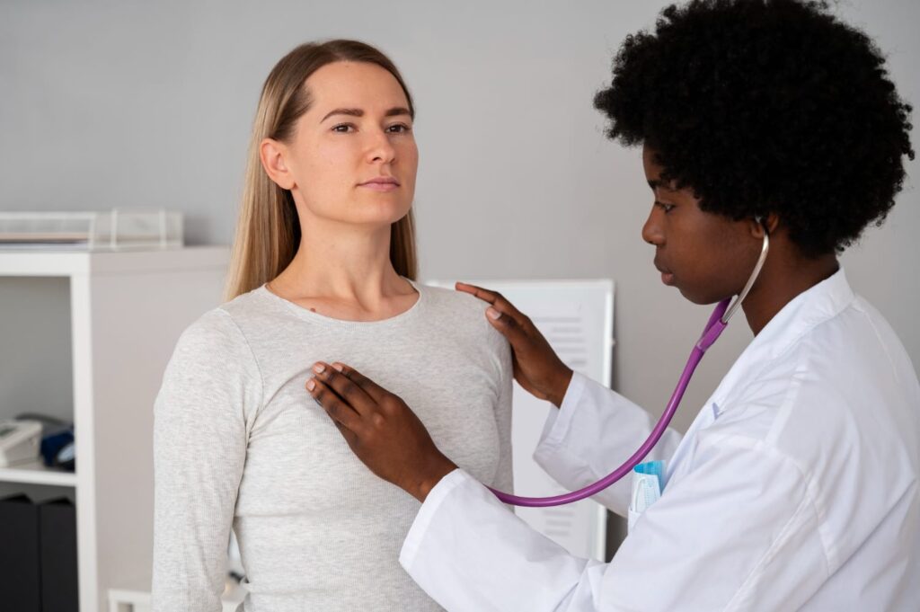 Acompanhamento ginecológico, prevenção ao câncer e saúde mental são pontos centrais na atenção à saúde feminina. Foto: Neuralmed