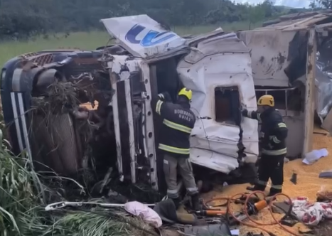 Motorista de 58 anos morre após carreta carregada de milho tombar em Luziânia