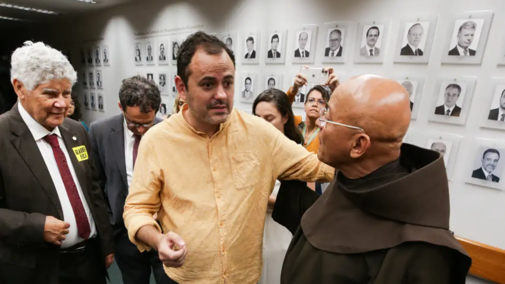 Deputado faz greve de fome na Câmara após Conselho aprovar cassação