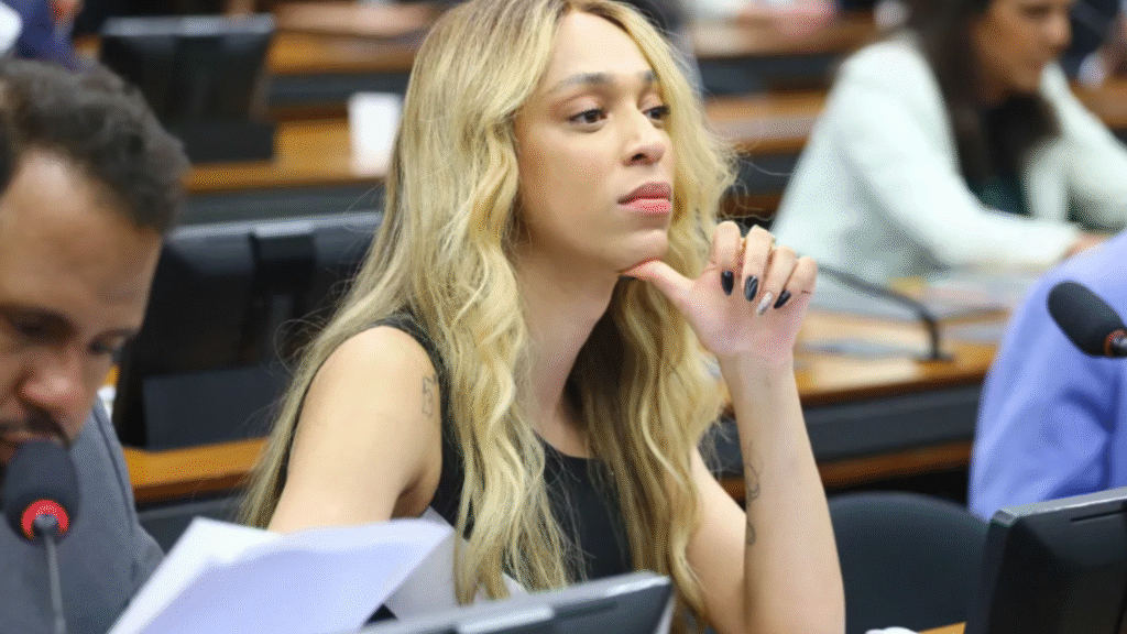 Erika Hilton cancela viagem aos EUA após receber visto com gênero masculino