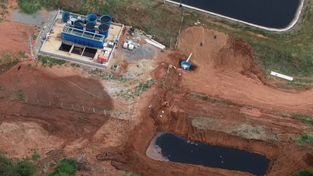 Entre os problemas identificados, o relatório destaca a presença de “cavas” — grandes buracos — na área do antigo lixão, que acumulam água pluvial contaminada Foto: Divulgação