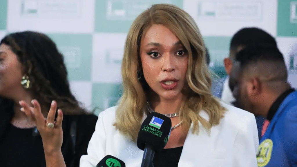 Erika Hilton critica política de Trump: "invalida" pessoas trans