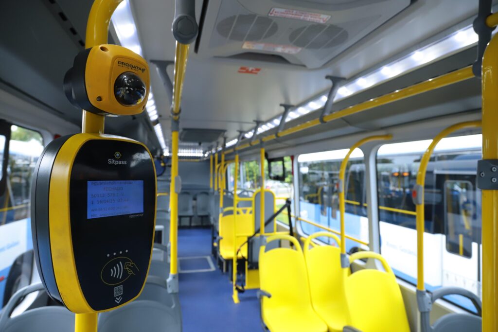 Vilela e Daniel entregam 74 novos ônibus para o transporte coletivo de Aparecida