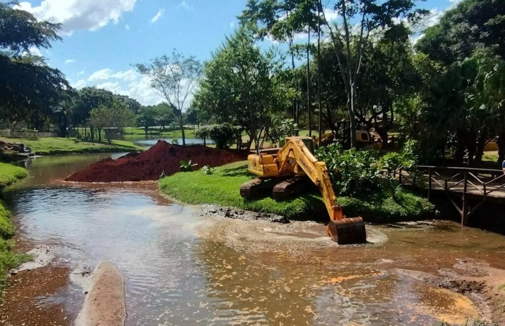 Amma faz desassoreamento no Parque Cascavel para prevenir alagamentos