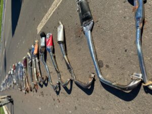 350 escapamentos adulterados são destruídos com rolo compressor em Caldas Novas