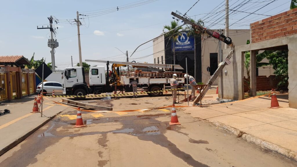 Trânsito derruba 10 postes por dia em Goiás — e motoristas quase nunca são responsabilizados