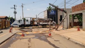 Trânsito derruba 10 postes por dia em Goiás — e motoristas quase nunca são responsabilizados