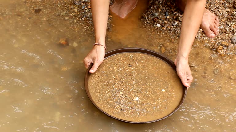 Centenas de pessoas ocuparam propriedade rural no entorno do DF em busca de pedras preciosas; operação policial desmontou parte do acampamento irregular