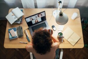 Home office transformou o e-commerce em parte da rotina doméstica: compras online crescem entre reuniões, cafés e mensagens no celular. Foto: Divulgação