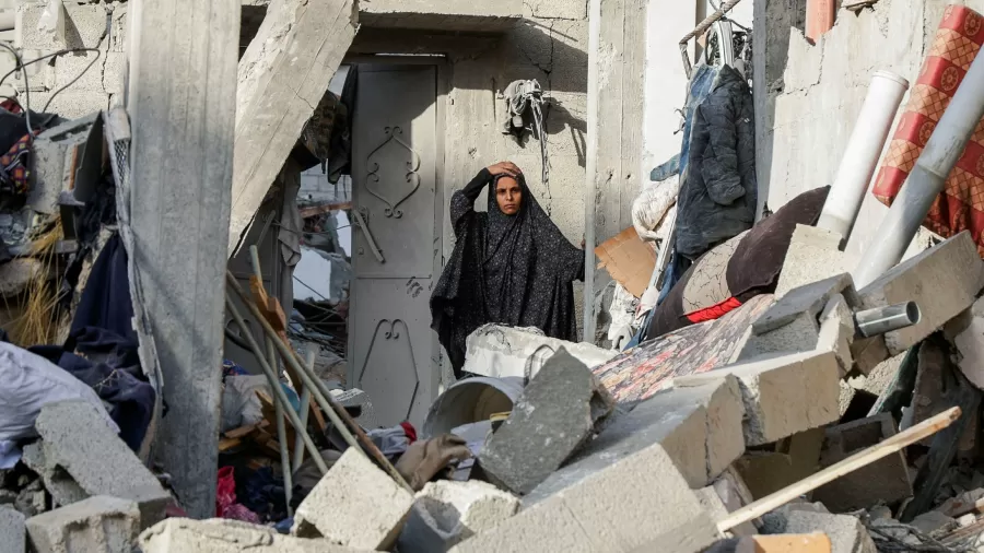 3mai2025 mulher palestina observa local de ataque israelense a uma casa em khan younis no sul da faixa de gaza