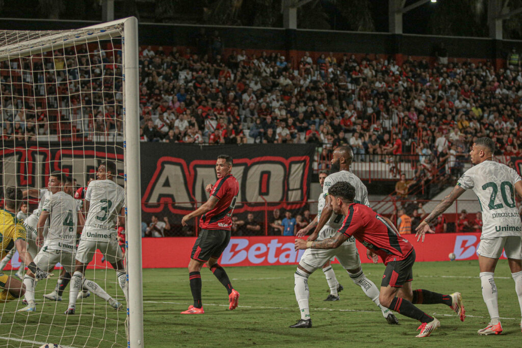 Goiás vence Atlético por 2x1