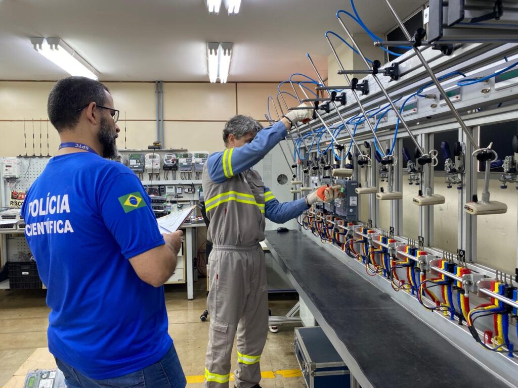 Treinamento com novos equipamentos fornecidos para identificar fraudes em medidores de energia elétrica