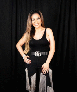 Simone Mendes se emociona e emociona o público ao cantar sem voz