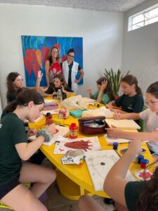 Crianças em oficina de artes com Laura Macêdo e Tatiana Potrich Créditos Acervo Pessoal