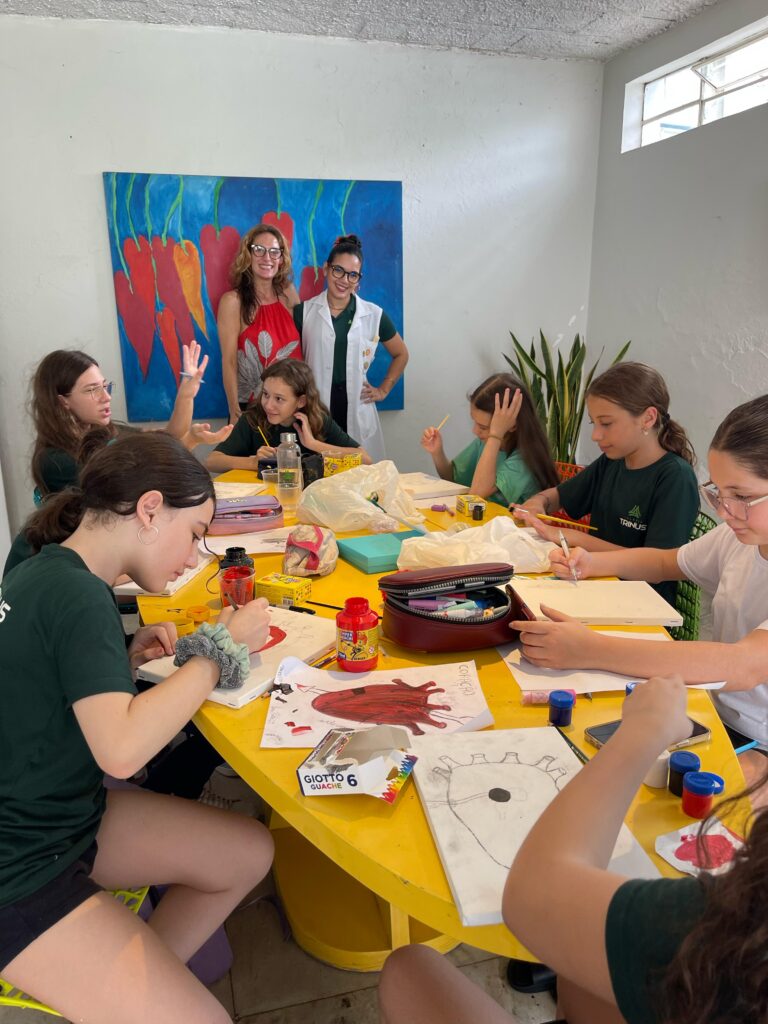 Crianças em oficina de artes com Laura Macêdo e Tatiana Potrich Créditos Acervo Pessoal