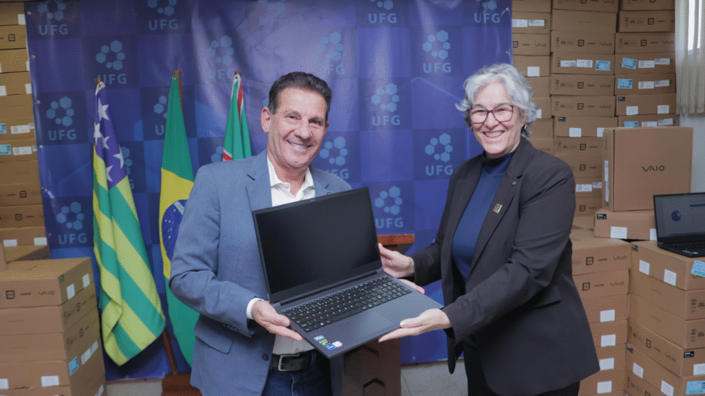 Vanderlan Cardoso entrega notebooks à UFG