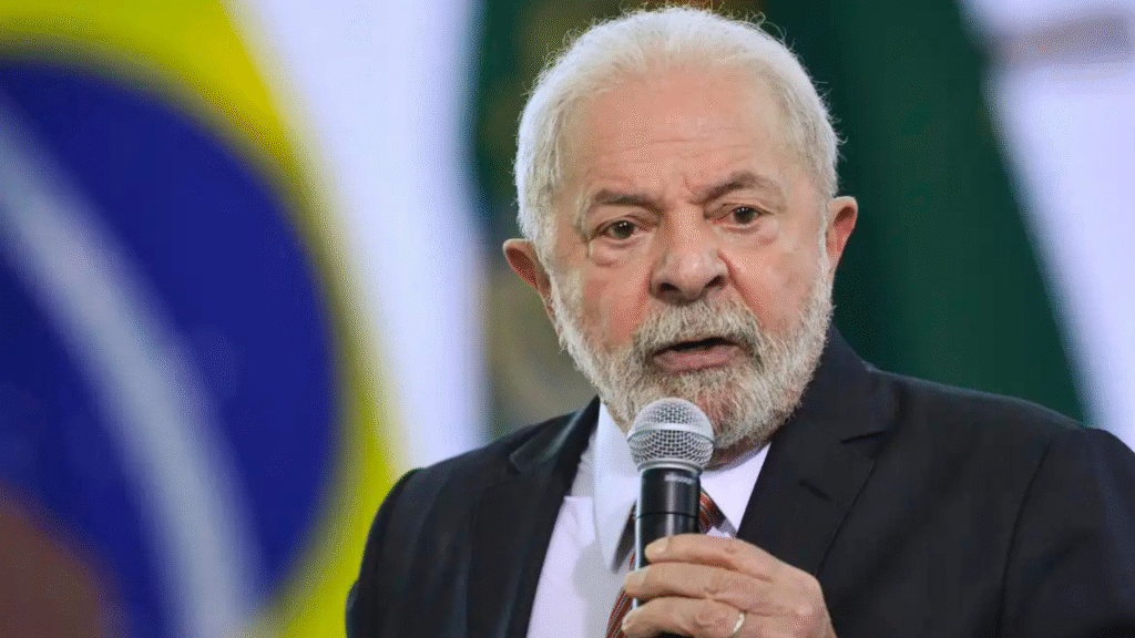 Lula é vaiado e aplaudido na Marcha dos Prefeitos e diz: "atendo todos vocês"