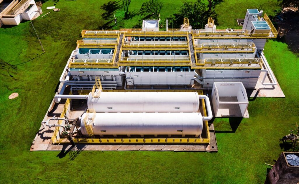 Com investimentos que ultrapassam R$ 100 milhões, companhia reforça abastecimento em cidades como Anápolis e Rio Verde e avança na meta de universalizar o saneamento no estado