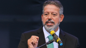 Lira cancela ida aos EUA por projeto de isenção do IR