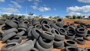Mais de 5 mil pneus foram abandonados ilegalmente desde março, o que evidencia o uso inadequado do local Foto: Divulgação
