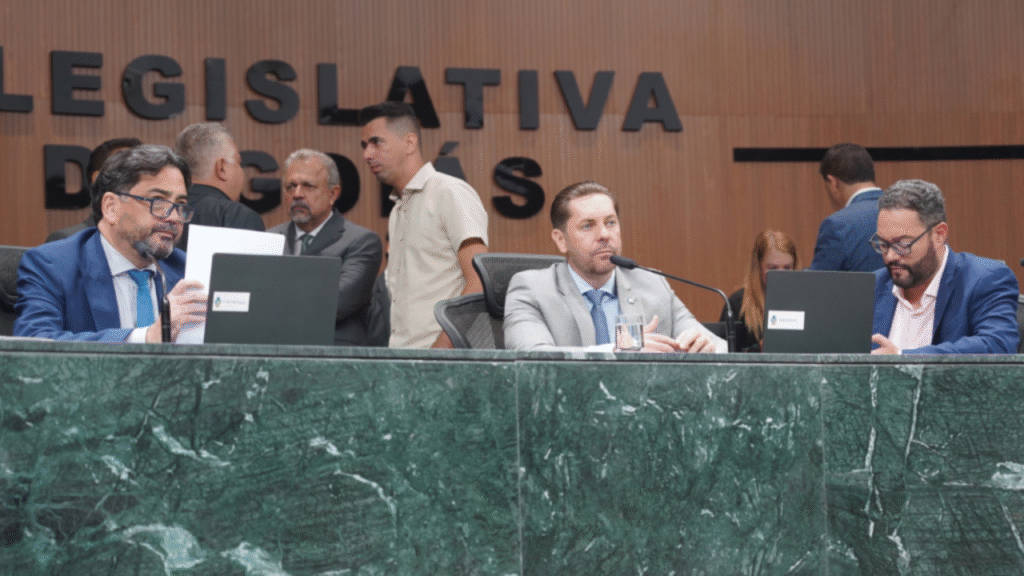 Deputados goianos recebem acima do teto constitucional com gratificação