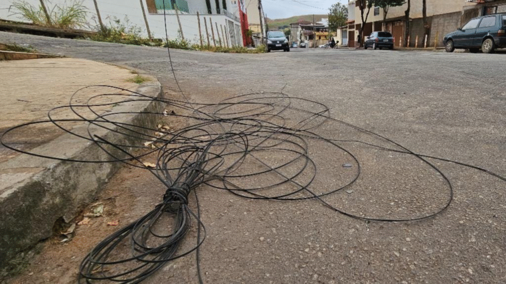 Cenário comum em diversas regiões de Goiânia: cabos soltos, baixos ou no chão. Foto: Divulgação