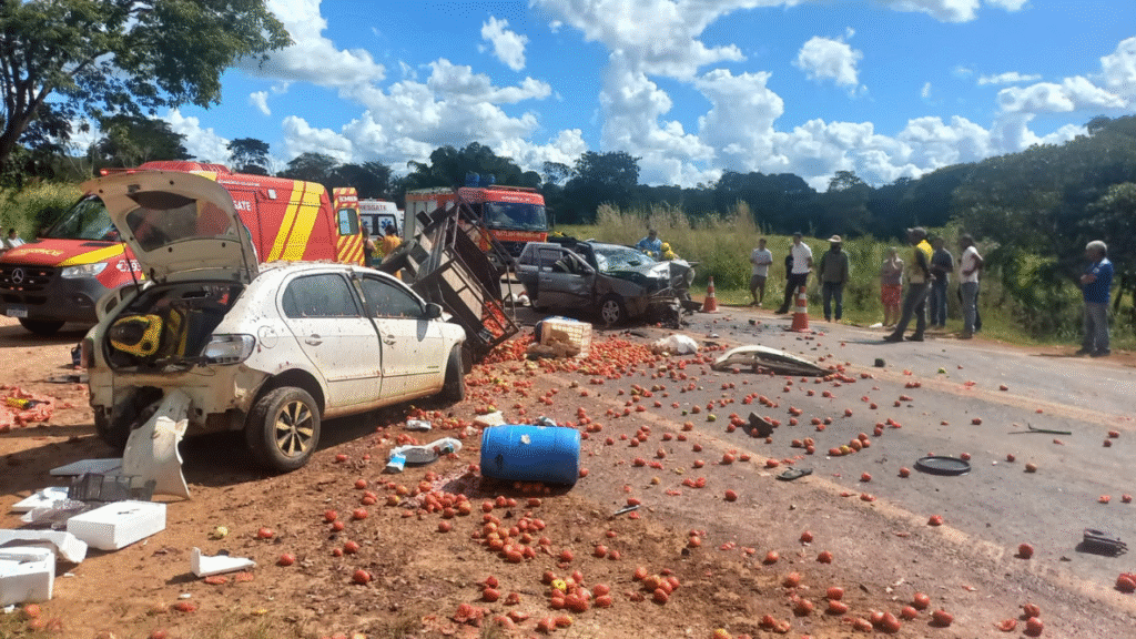 Colisão entre três veículos deixa feridos na BR-414, em Anápolis Foto: Divulgação