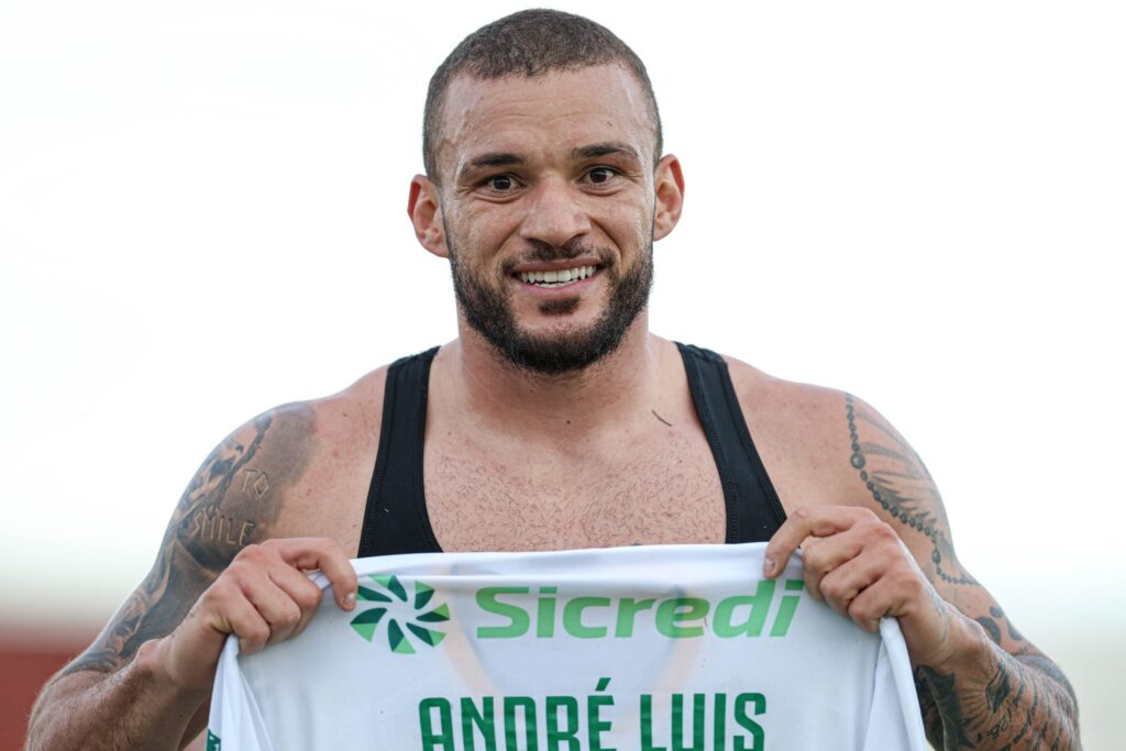 André Luis treina pela primeira vez com o elenco do Vila Nova