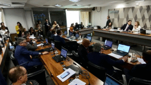 CCJ do Senado adia votação pelo fim da reeleição