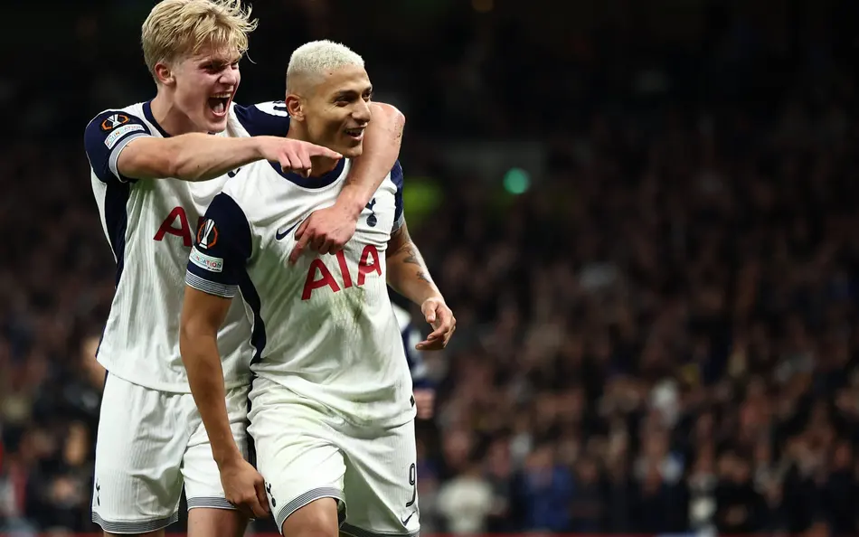 Richarlison dá lição em final, participa de gol e ajuda Tottenham a ser campeão após 17 anos