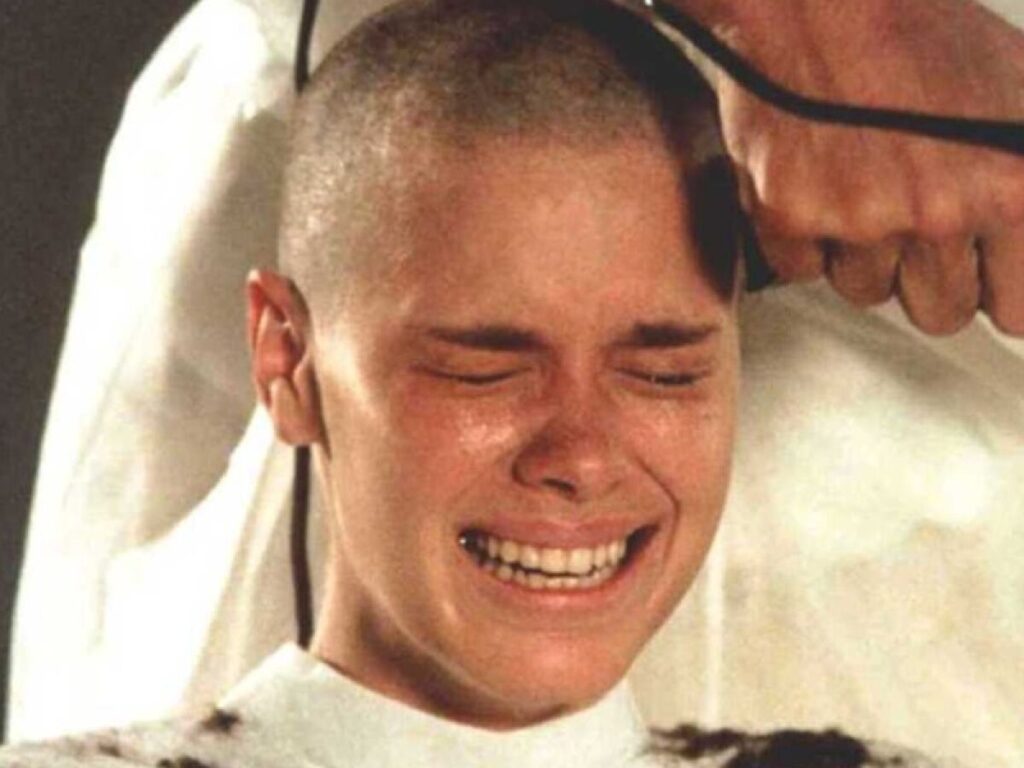 Carolina Dieckmann fala sobre cena icônica em "Laços de Família" e possibilidade de repetir gesto em novela