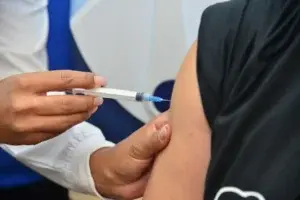 Unidades de saúde funcionarão das 8h às 17h com vacinação contra a gripe e atualização de cadernetas. Ação inclui drive-thru e atividades para crianças