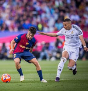 Barcelona vence Real Madrid por 4 a 3 em clássico eletrizante e se aproxima do título espanhol