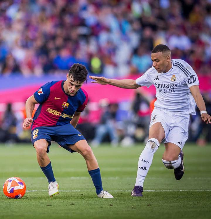 Barcelona vence Real Madrid por 4 a 3 em clássico eletrizante e se aproxima do título espanhol